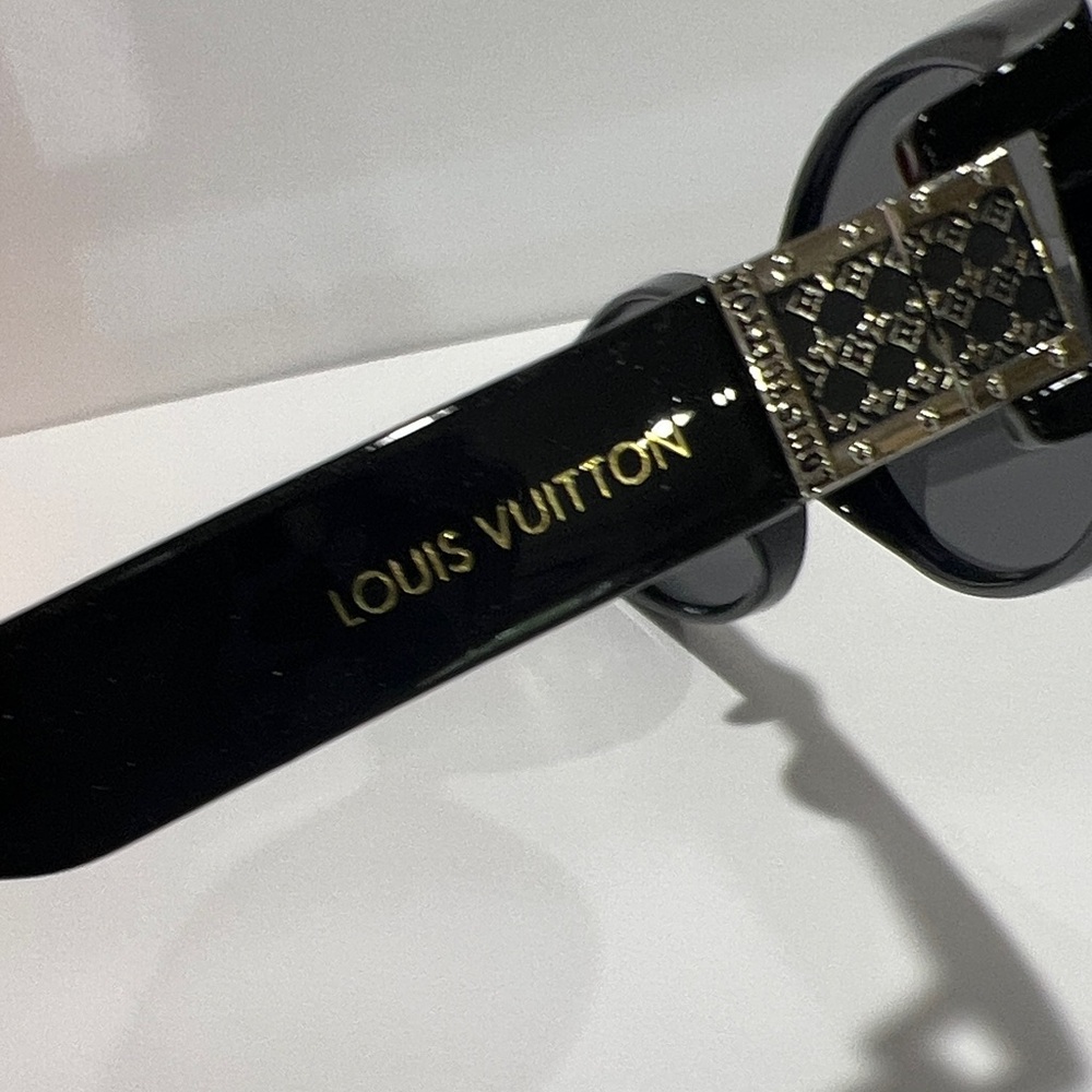 Louis Vuitton Black Sunglasses with Gold Accents unisex - Picture 5 of 10